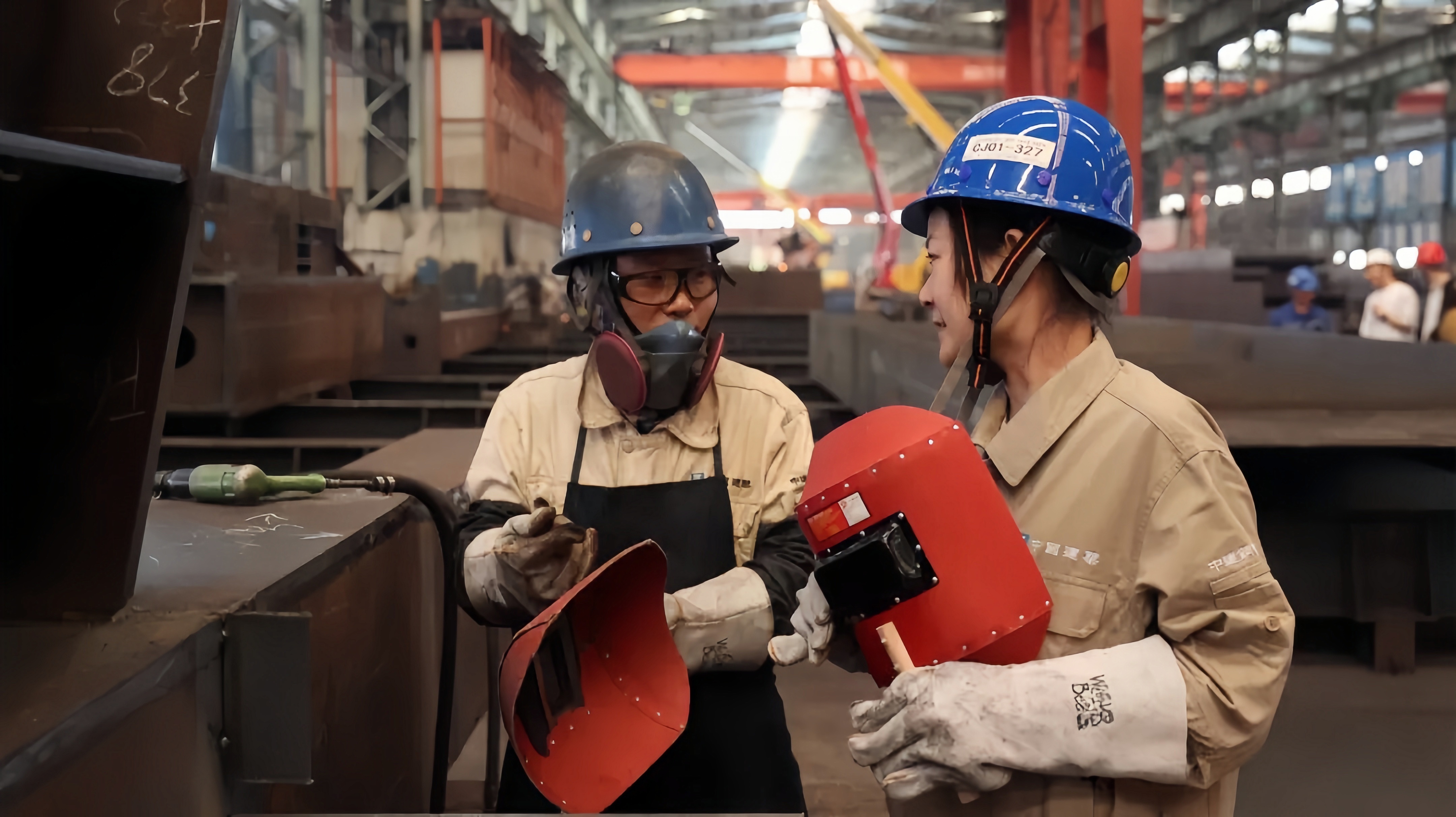 李云飞与班组同时讨论焊接.jpg 李云飞与班组同时讨论焊接.jpg