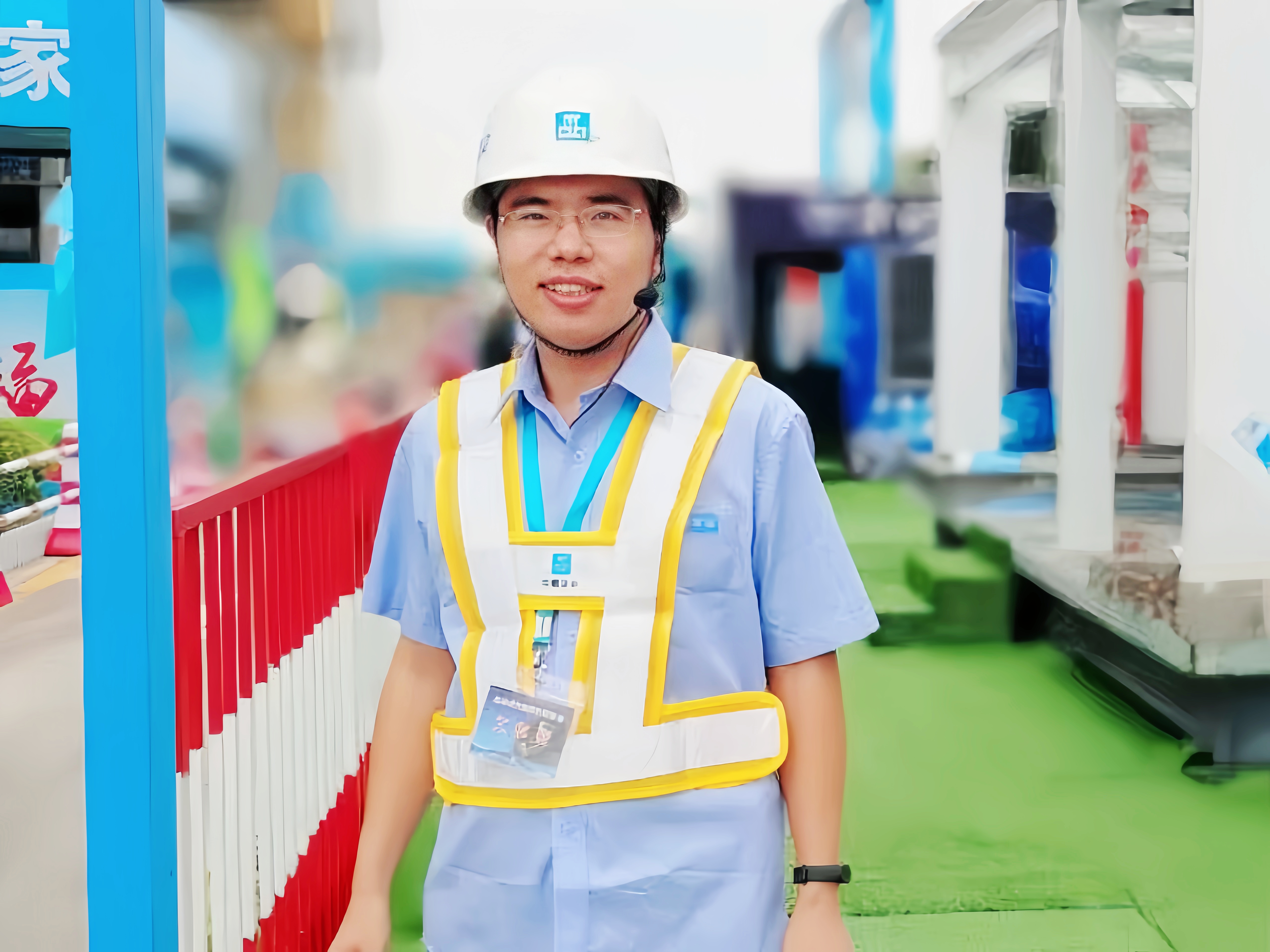 2.侯振国在项目.jpg 2.侯振国在项目.jpg