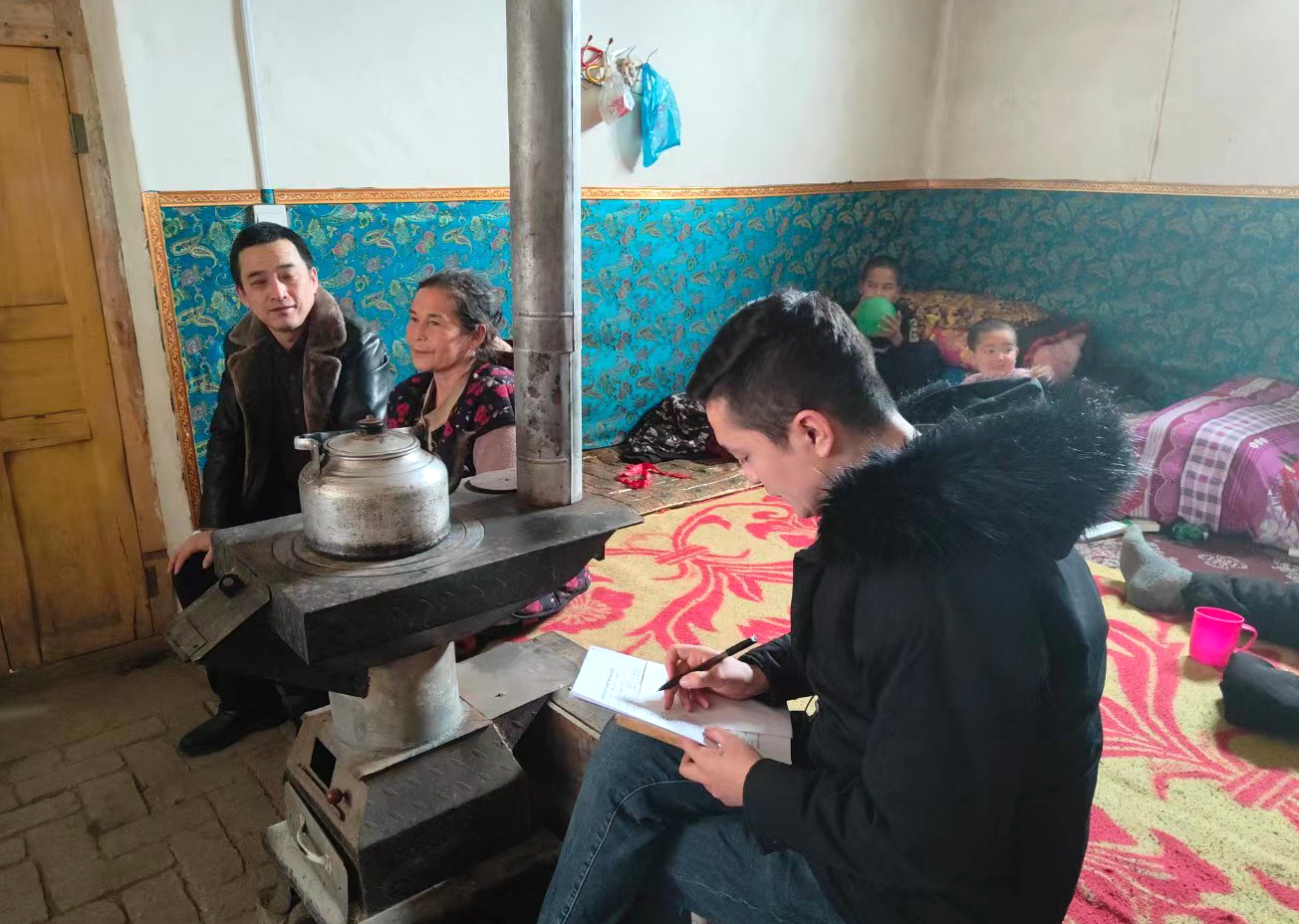 入户走访,收集村民困难诉求.jpg 入户走访,收集村民困难诉求.jpg