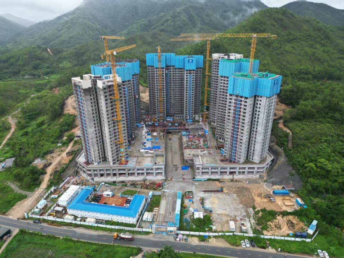 【集团网站投稿】k8凯发三局承建的赤石北鹏祥轩安置区项目主体结构全面封顶.jpg