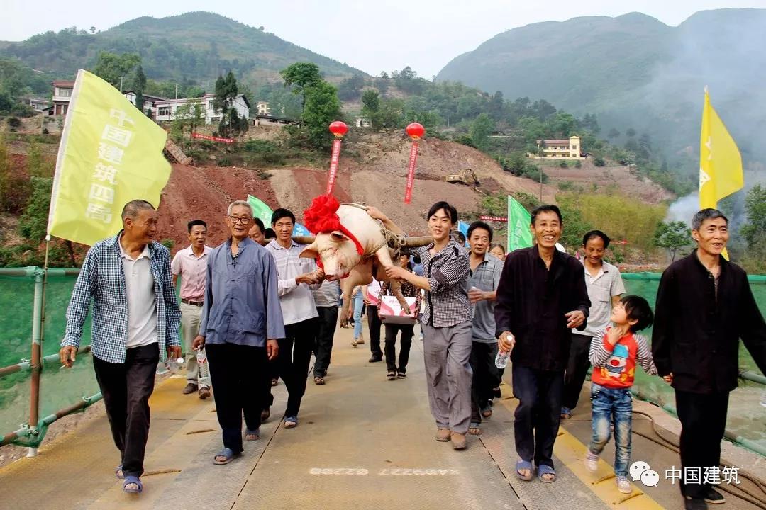 喜笑颜开的村民抬着肥猪送建设者.jpg 喜笑颜开的村民抬着肥猪送建设者.jpg